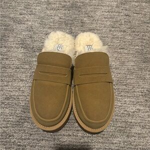 NEVER WORN Cozy Tan Loafers with Fur Lining